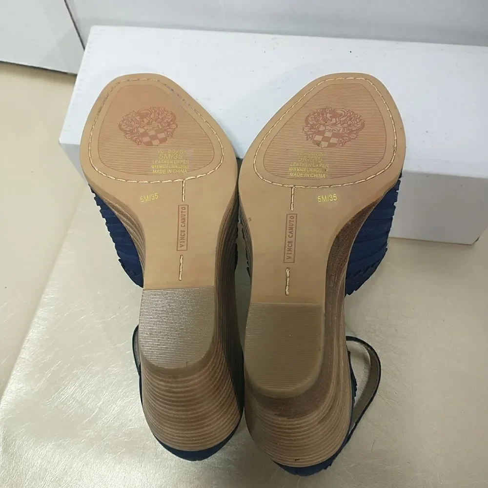 Vince Camuto Dovina Heels Woman's SZ 5M Blue . Condition is Pre-owned